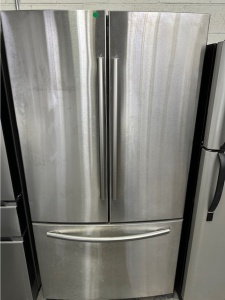 PRE-OWNED SAMSUNG STAINLESS STEEL FRENCH DOOR WATER AND ICE DISPENSER FRIDGE  
